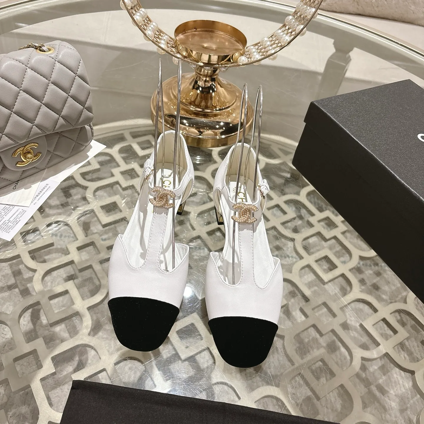 👟👟Ex-factory price 560👟👟 25ss early autumn new Xiaoxiang Chanel pearl double C buckle T-strap Mary Jane shoes pearl heel buckle shoes doll shoe design is so cute 💥The daughter of a rich family has the sense of sight, retro sweetness and age reduction! Mary Jane's unique noble texture allows you to practice various combinations of beauty. Beauty and comfort coexist. Who can not be tempted? The high-end simple style will never go out of style when worn again and again. It vividly interprets the charm of the exclusive fragrance. More possibilities for shaping. Original molded hardware buckle. Upper: lambskin. Lining: sheepskin. Outsole: genuine leather outsole imported from Italy. Size: 35-39 (40.41 custom-made, non-refundable).